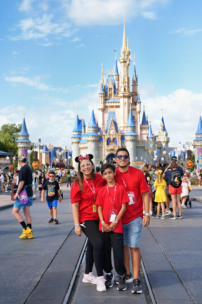 Familia real frente al castillo de un parque temático
