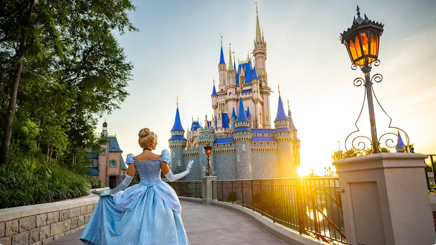 Princesa caminando hacia un castillo de parque temático al atardecer