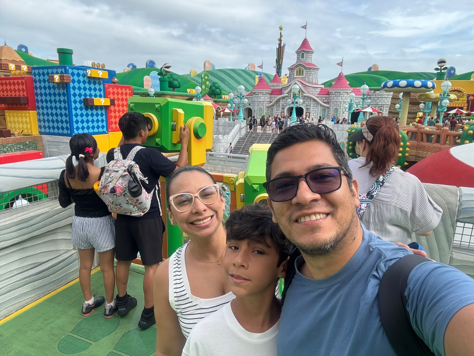 Familia real disfrutando un área temática inspirada en videojuegos