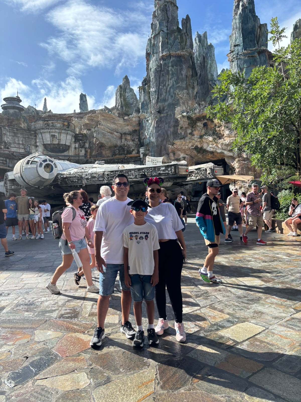 Familia real frente a una atracción de aventura espacial