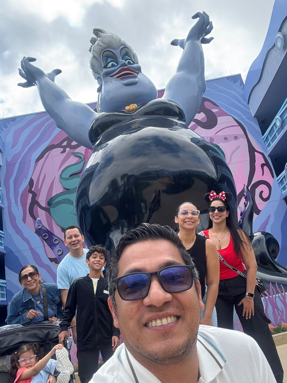 Familia real junto a un gran personaje de parque temático