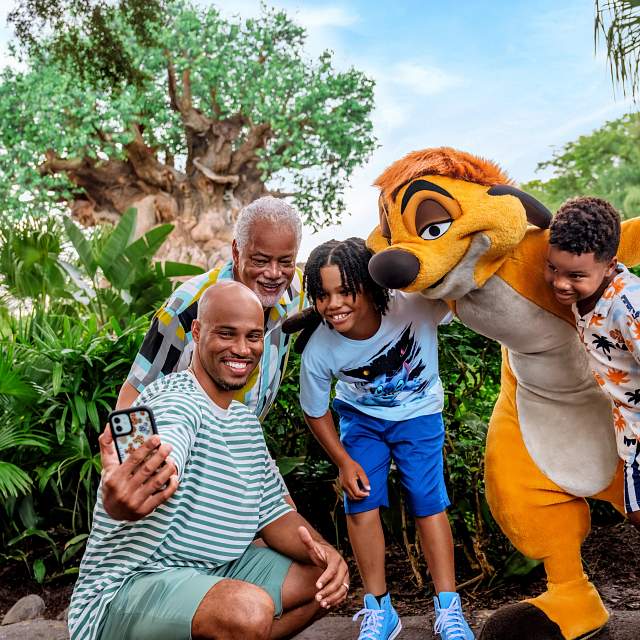 Familia saludando a un personaje de parque temático