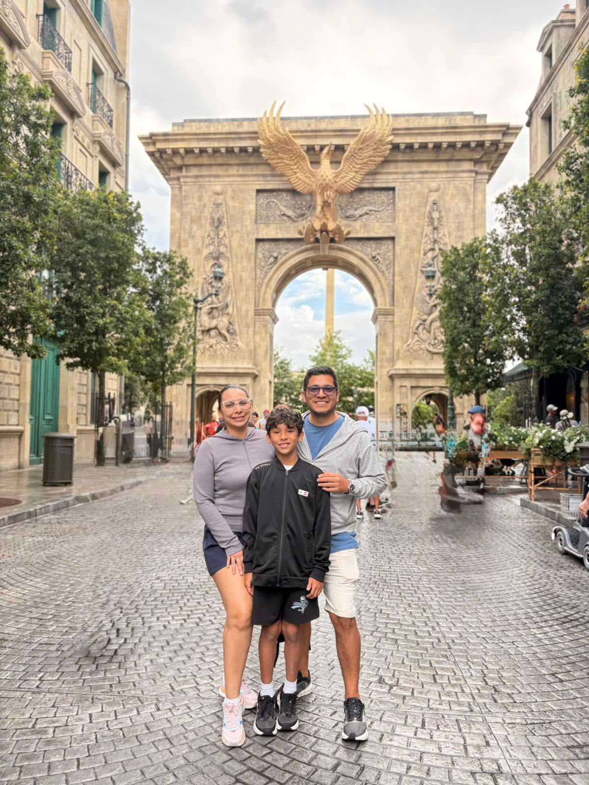 Familia real recorriendo una ciudad temática